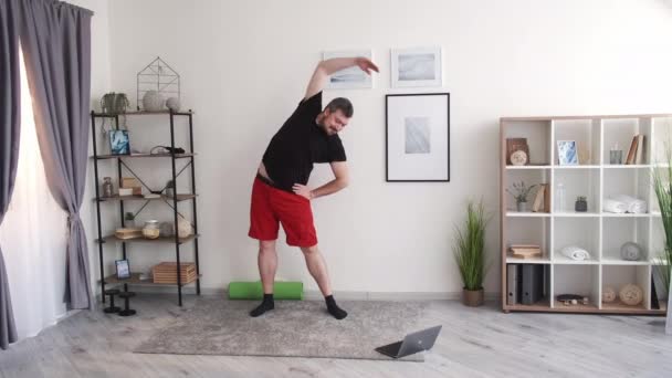 Laki-laki kesehatan pagi latihan olahraga rumah secara online — Stok Video