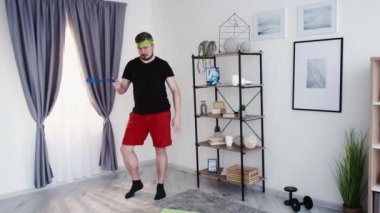 Fitness eğlenceli poz veren adam evde sağlıklı antrenman yapıyor
