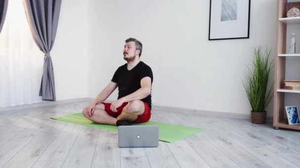 Online yoga practice calm man mental balance — Stock Video