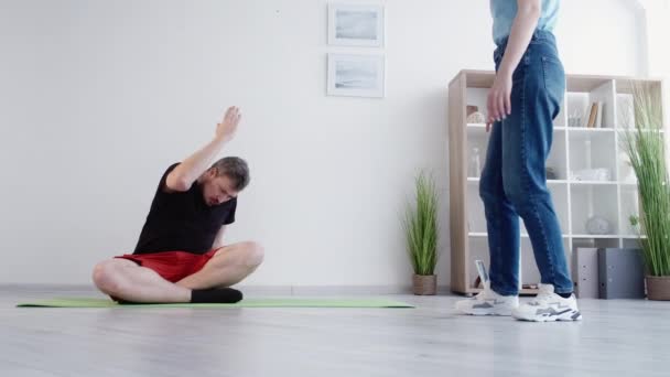 Problema familiar brigando homem ioga meditação — Vídeo de Stock