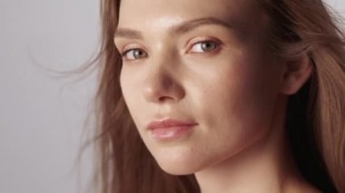 Çıplak makyajlı, parlak tenli kadın.