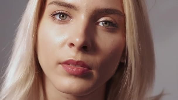 Huid hydraterende vrouw stralende gezicht crème fles — Stockvideo