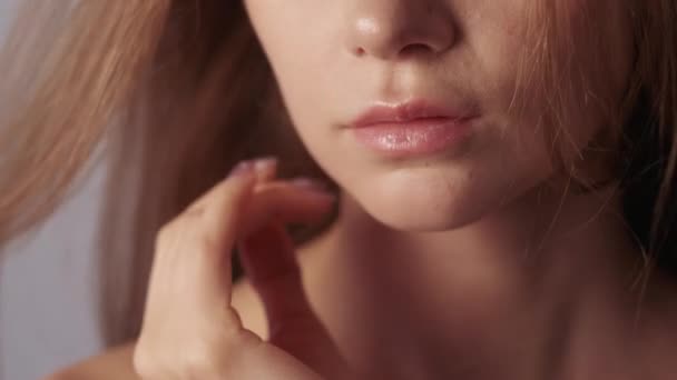 Cuidado de labios anti-envejecimiento tratamiento de la piel de la cara mujer — Vídeos de Stock