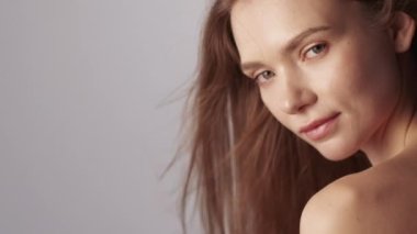 Doğal güzellik modeli. Cilt bakımlı kadın yüzü.