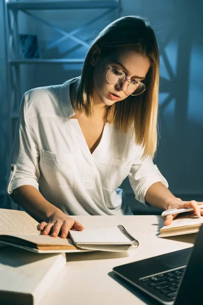 Estudio nocturno educación a distancia lectura — Foto de Stock