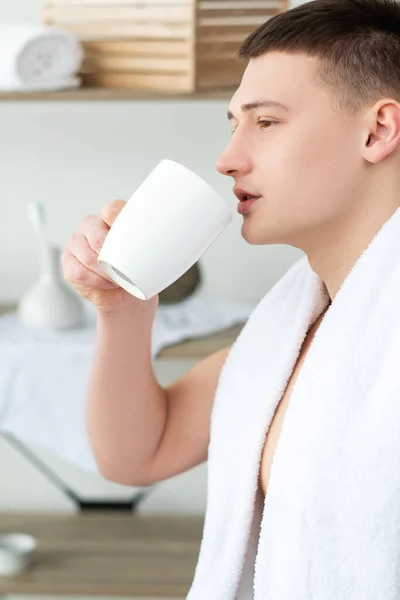 's morgens koffie ontbijt drankje zondag man douche — Stockfoto