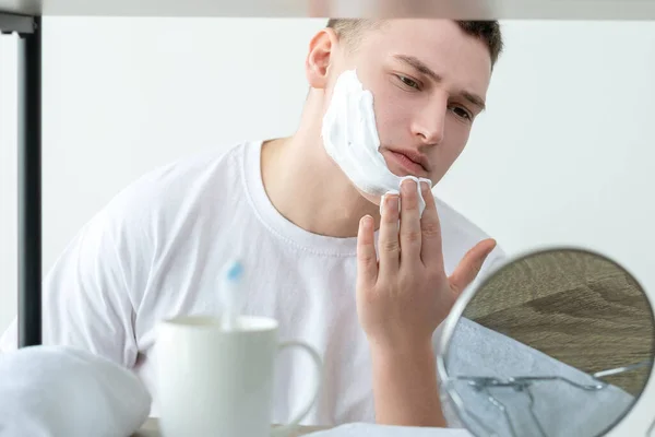 Prodotto da barba uomo bellezza cosmetici schiuma viso — Foto Stock