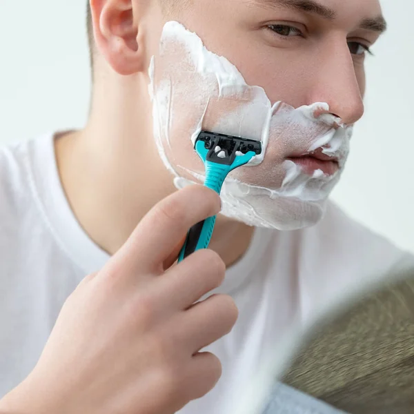 Ranní holení sebedůvěra rutina muž pěna břitva — Stock fotografie