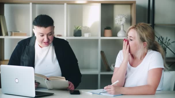 Management training office meeting bored woman — Stock Video