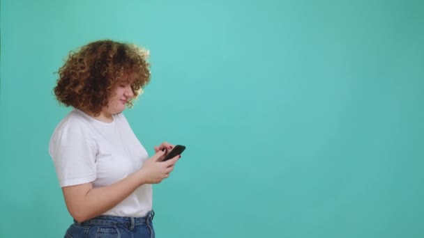 Internetes zaklatás test szégyen női telefon üzenet — Stock videók