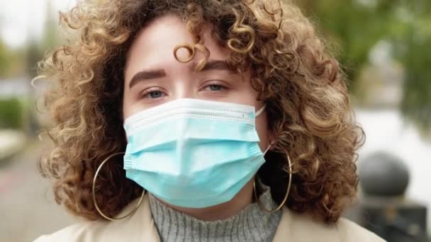 Προστασία λοίμωξης πανδημία ζωή γυναίκα μάσκα προσώπου — Αρχείο Βίντεο