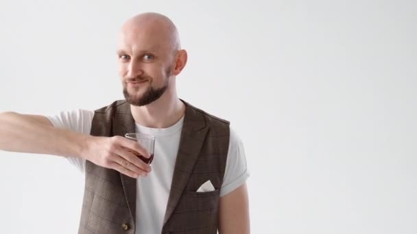 Человек тост алкоголь напиток наслаждаясь вкусом виски — стоковое видео