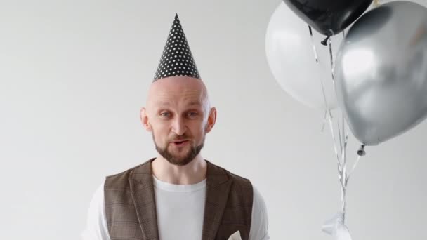 Urodziny powitanie podekscytowany szczęśliwy człowiek z balonami — Wideo stockowe