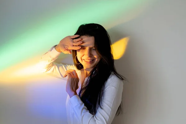 Neon ljus porträtt inre frid kvinnlig regnbåge — Stockfoto