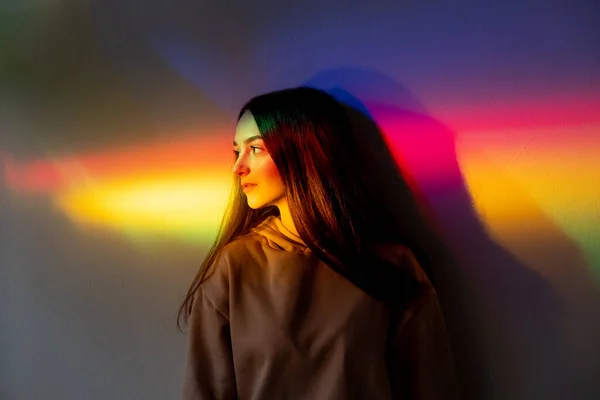 Neón luz chica moda modelo arco iris gradiente — Foto de Stock