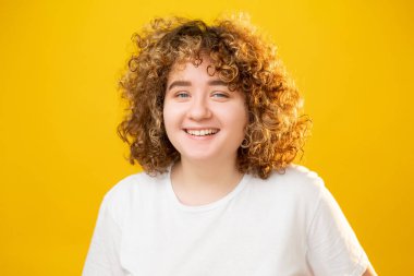 Mutlu kız vücudu pozitif iyimser artı boyut