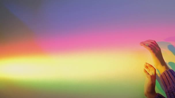 Arco-íris luz mãos sociedade amizade néon cor — Vídeo de Stock