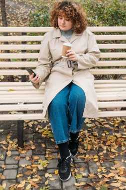 Dijital insanlarla telefonda sohbet eden kadın parka mesaj gönderiyor.