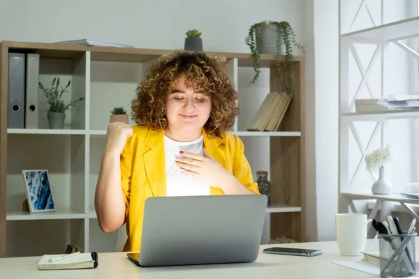 Lograr el resultado en línea éxito feliz mujer portátil — Foto de Stock