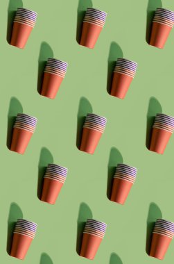 Kağıt bardak desenli kahve arka plan kırmızı yeşil