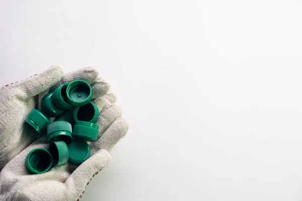 Resíduos reciclagem natureza conservação mãos de plástico — Fotografia de Stock