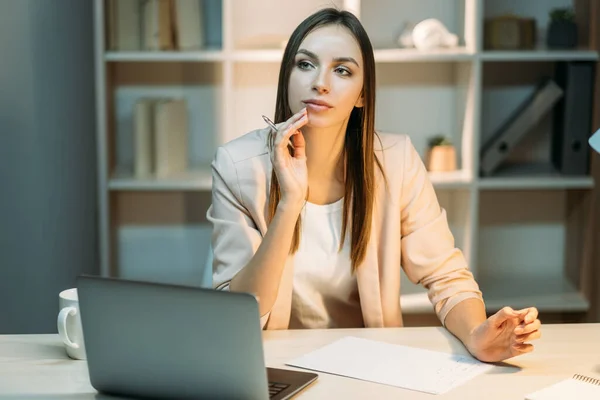 Arbeit von zu Hause abgelenkt Frau Laptop — Stockfoto