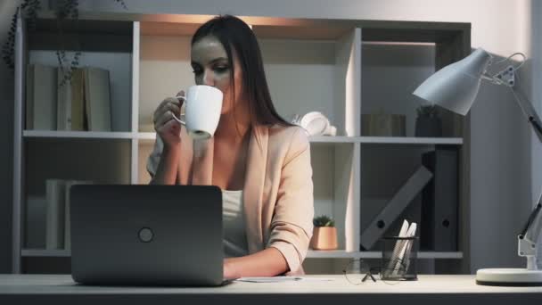 Travail à domicile verrouillage ennuyé femme ordinateur portable — Video