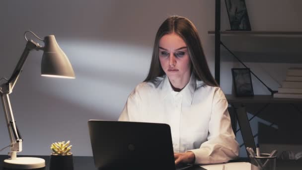 Praca w nocy zdalna praca kobieta za pomocą laptopa — Wideo stockowe