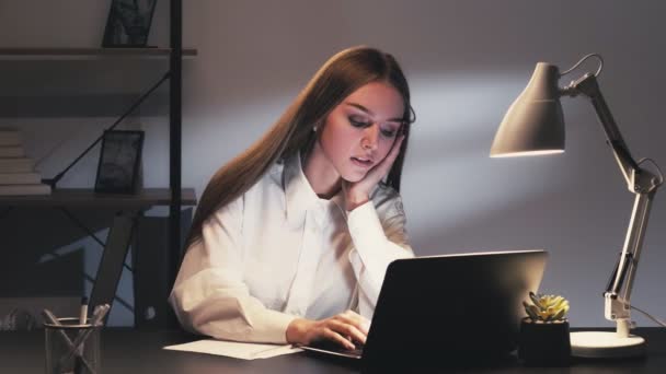 Bad time management working late yawning woman — Stock Video