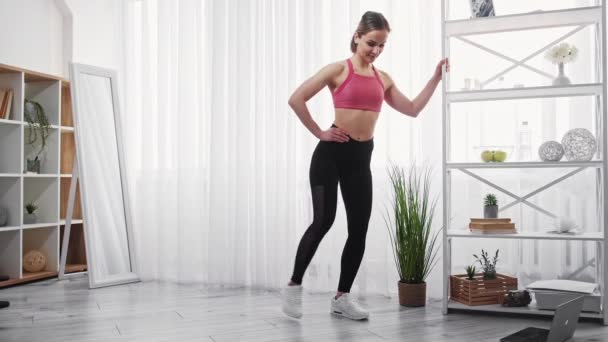 Vrouwelijke fitness sport binnen vrouw been oefening — Stockvideo