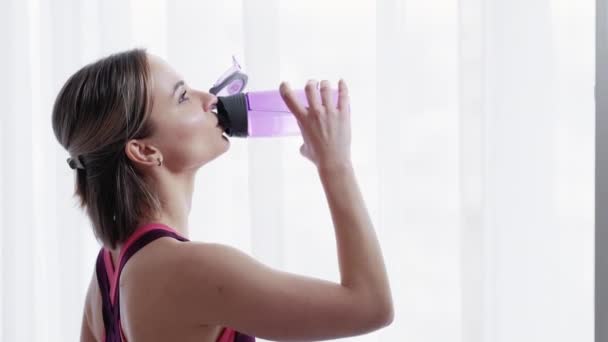 Cuerpo refresco sed atleta mujer beber — Vídeo de stock