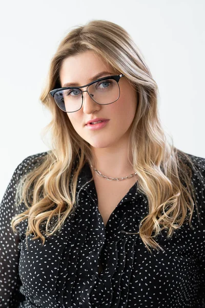 Modello donna intelligente ritratto sovrappeso in occhiali — Foto Stock