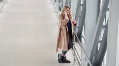 şehirli telefon çağrısı mobil iletişim obez kadın