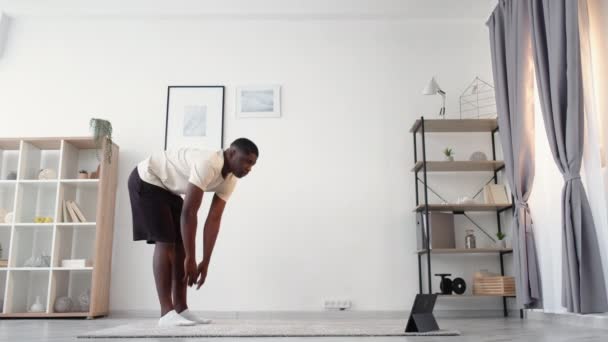 Home training casual black man sport beginner — Stock Video