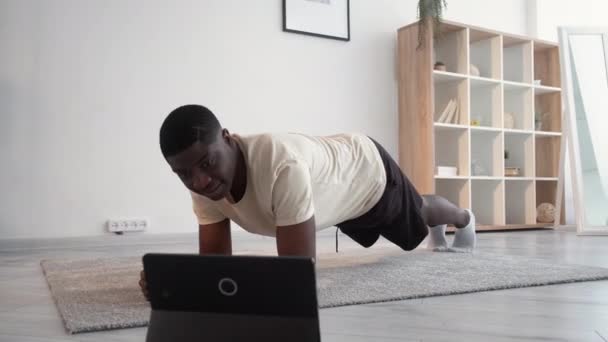 Online training sportive black man home fitness — Stock Video