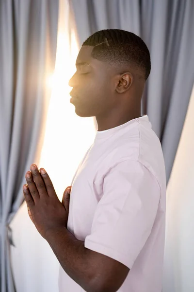 Yoga am Morgen beruhigen schwarzen Mann zu Hause Praxis friedlich — Stockfoto