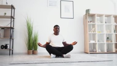 Yoga antrenmanına başlıyorum.