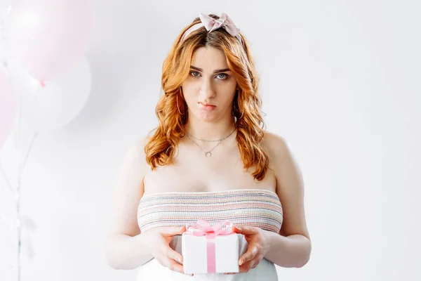 Κακό δώρο απογοητευμένη γυναίκα ορμόνες εγκυμοσύνης — Φωτογραφία Αρχείου