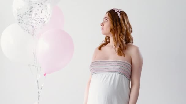 Fiesta de ducha de bebé mujer feliz disfrutando del embarazo — Vídeos de Stock