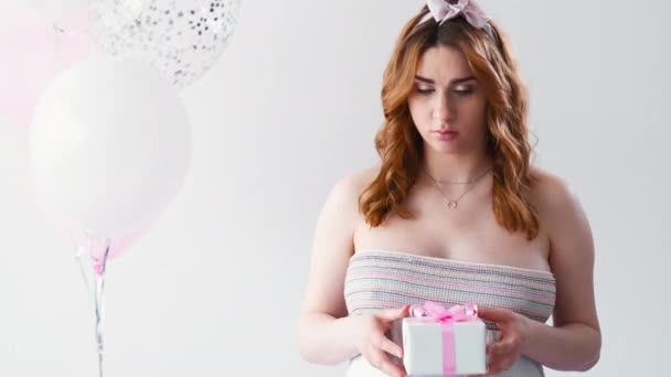 Bad gift disappointed pregnant woman holiday fail — Stock Video