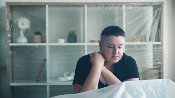 Isolement dépression maison loyer désespérée femme — Video