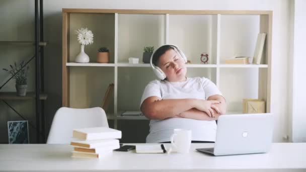 Sleepy employee no motivation exhausted woman — Stock Video