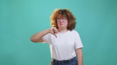 Hayal kırıklığına uğramış kadın jesti.