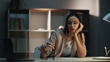 Kara Cuma ofis alışverişinde sıkılıyor.