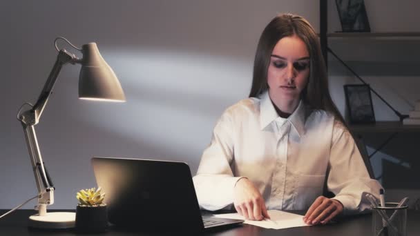 Noche estudio en línea aprendizaje mujer escritura — Vídeos de Stock