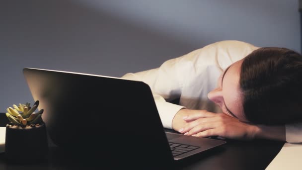 Pracovní vyhoření exhaused zaměstnanec spací na stole — Stock video