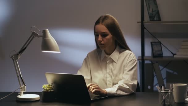 Voltooide werk taak voltooid vrouw verlaten — Stockvideo