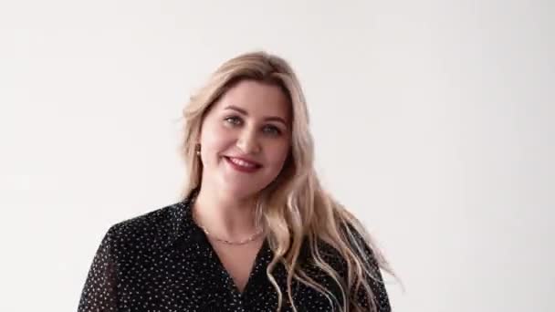 Успешная модель лица женщины с положительным ожирением — стоковое видео