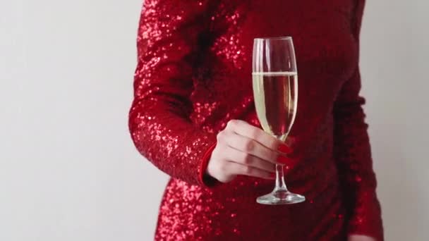 Праздничный тост женщина поздравляет с днем рождения — стоковое видео