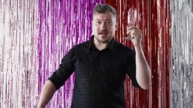 Düğün partisi kadeh kaldırıyor. Mutlu bayramlar.